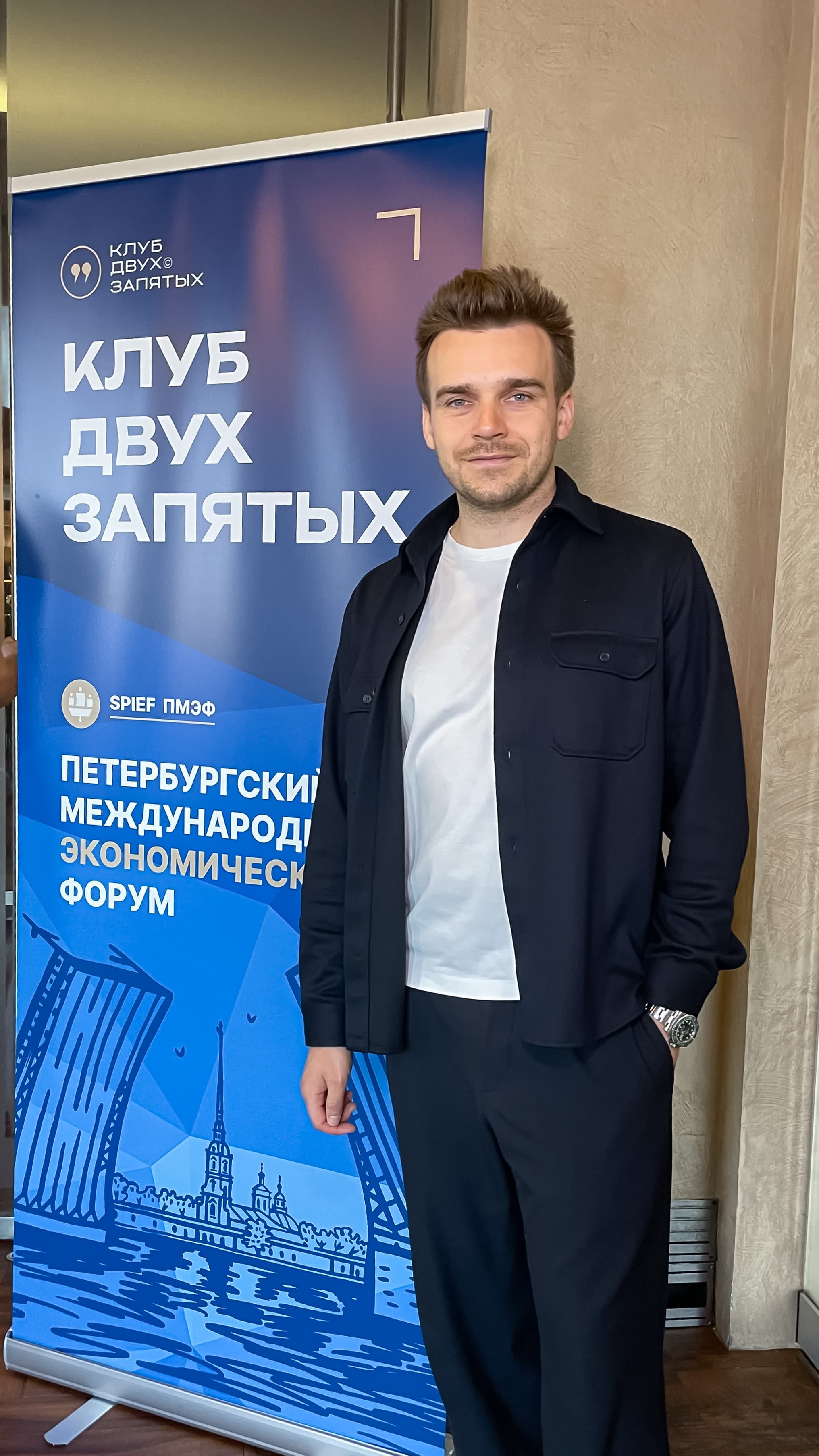 Евгений Лашков рядом со стендом клуба